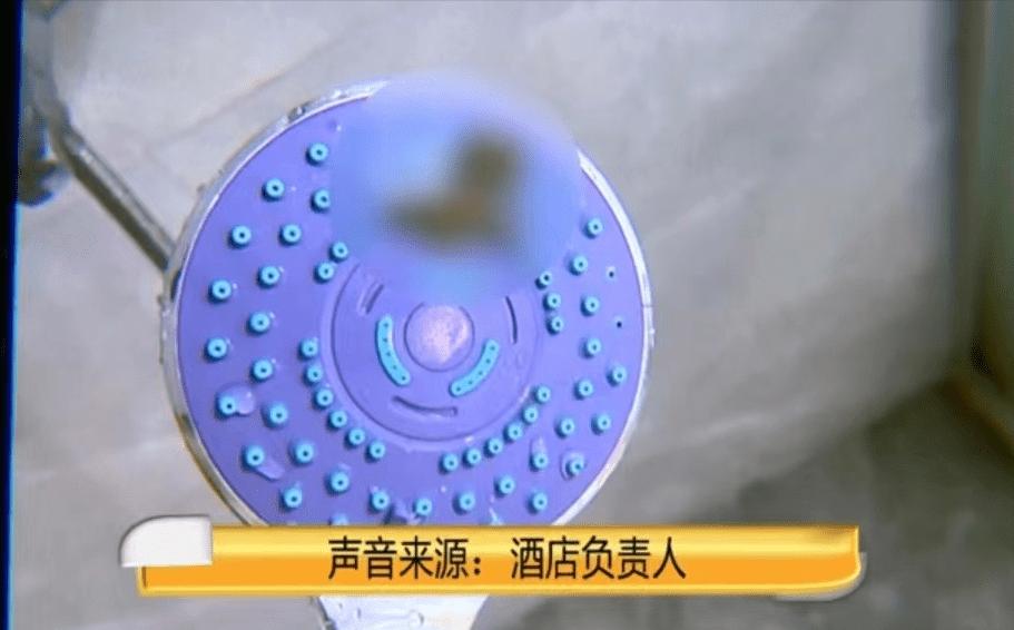 女子在酒店洗澡惨遭毒手,女子住酒店洗澡花洒漏水