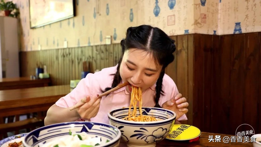 一碗营养丰富又好吃的面,有点宽和厚而且有嚼劲的面