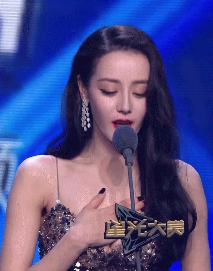 “半露酥胸”却还要捂着，脸皮薄到不自在，迪丽热巴遭网友群嘲