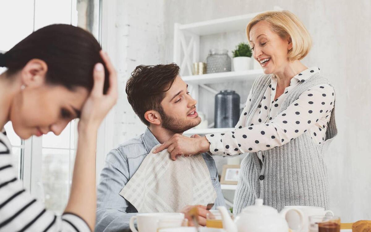 丈母娘开挂睡觉，妻子深夜加班，这事让我崩溃了！