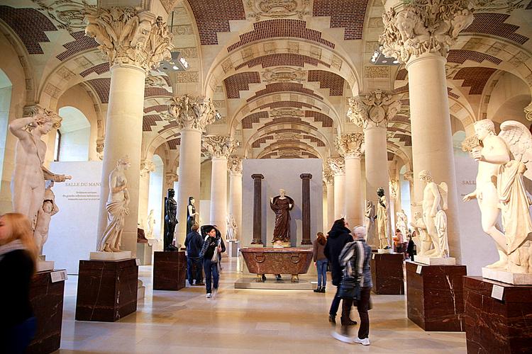 卢浮宫在历史上经历了怎样的改造？它在法国有怎样的地位？