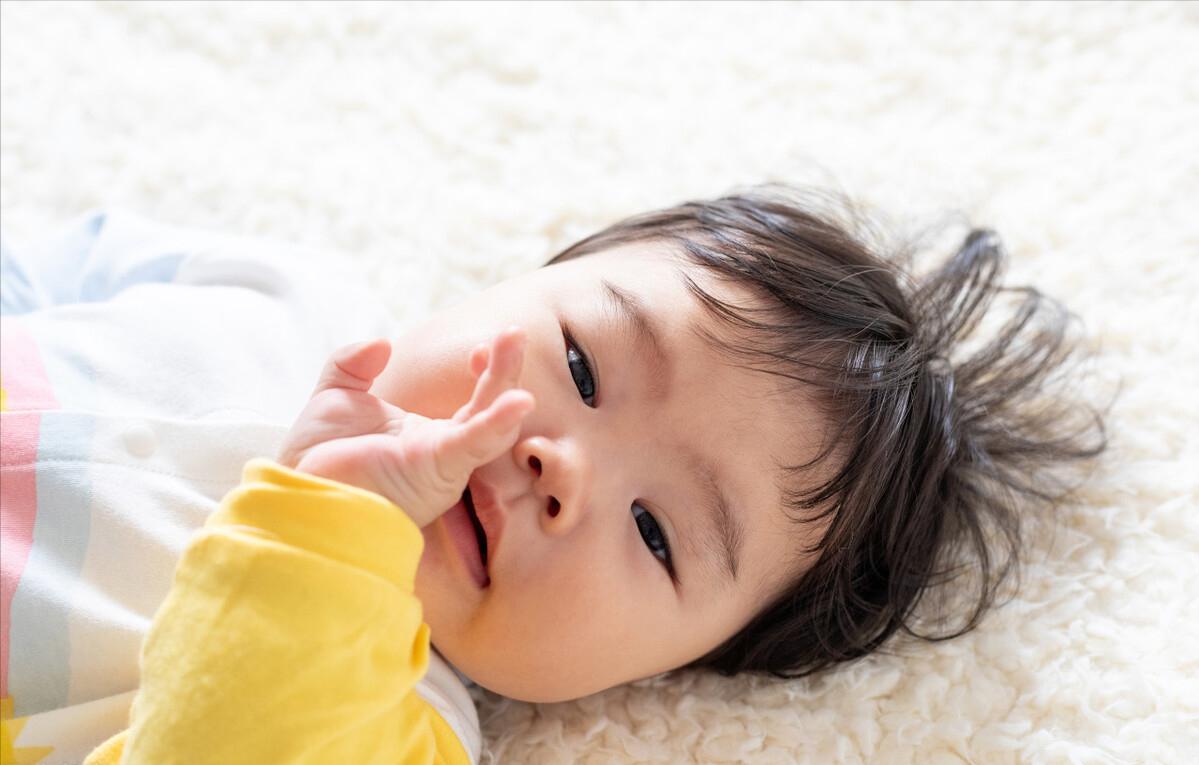 12岁小孩子老是啃手指是什么原因,小孩爱啃手指用什么方法解决