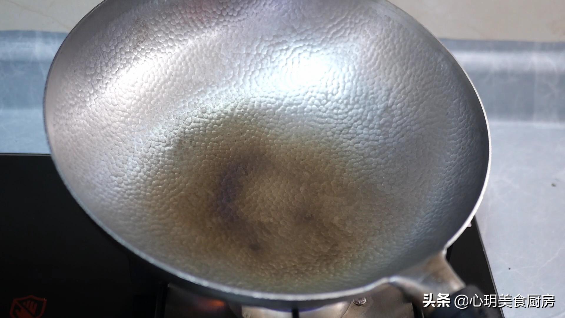 新铁锅别直接用,教你“开锅养锅”,不沾不锈寿命长,越用越顺手