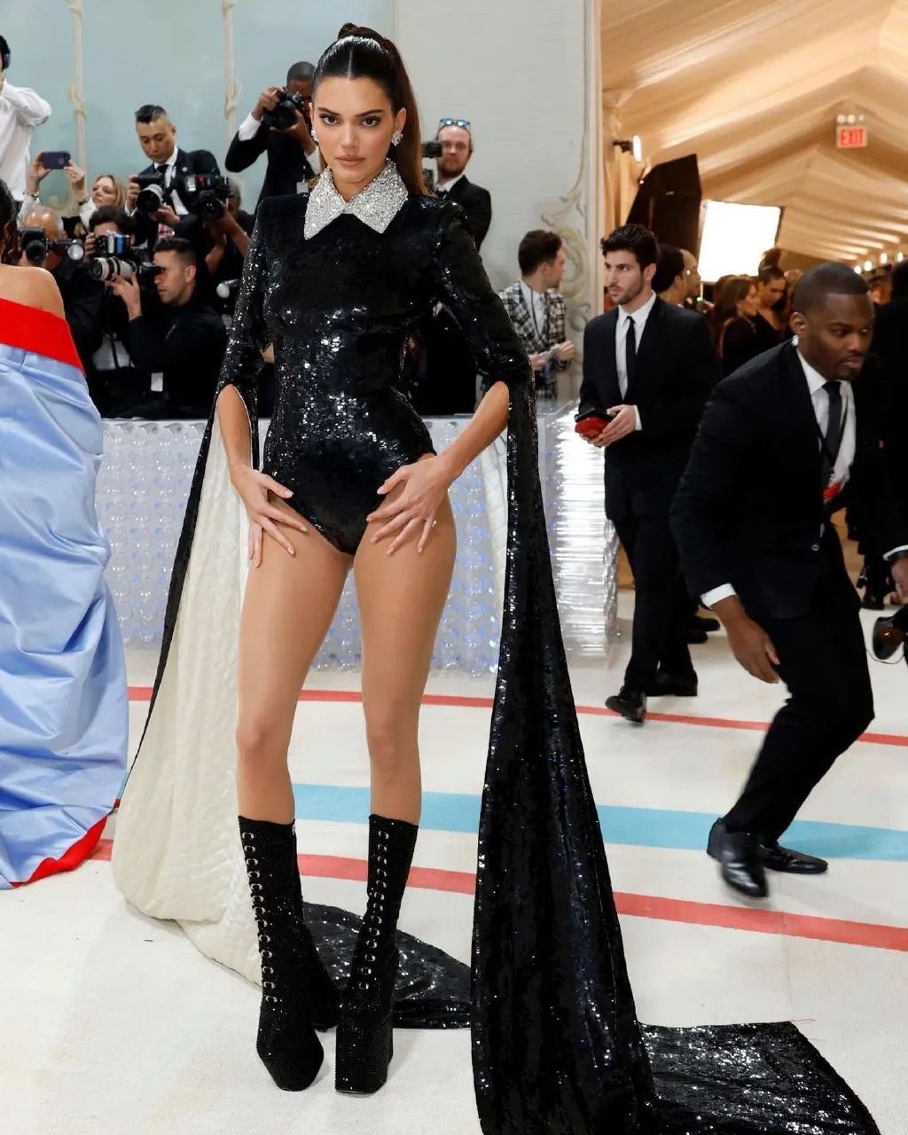 拖把头、海底生化人穿搭，美国这最受瞩目的一夜，如“群魔乱舞”