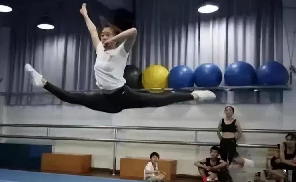 高考跳一字马女生成绩,高考第一个跑的女孩一字马