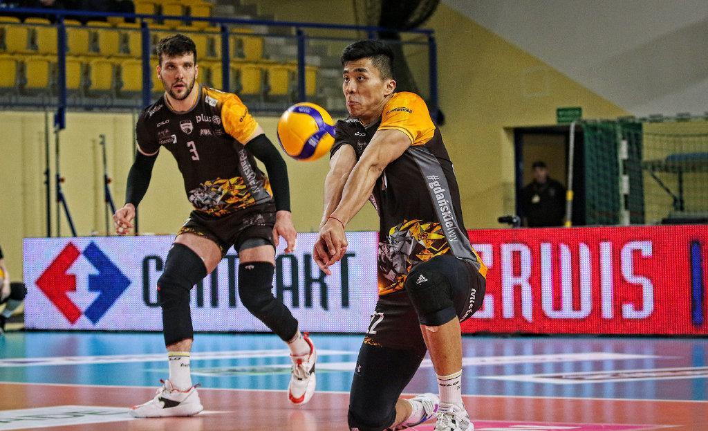 张景胤发球连续得分,张景胤发球挽救第一轮赛点