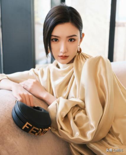 法棍包接班人？Fendi全新出的这款腋下包到底怎么样？