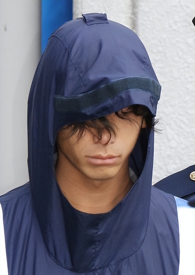 女教师被害，凶手在外逃亡2年之久，被捕后因长得帅被大众所追捧