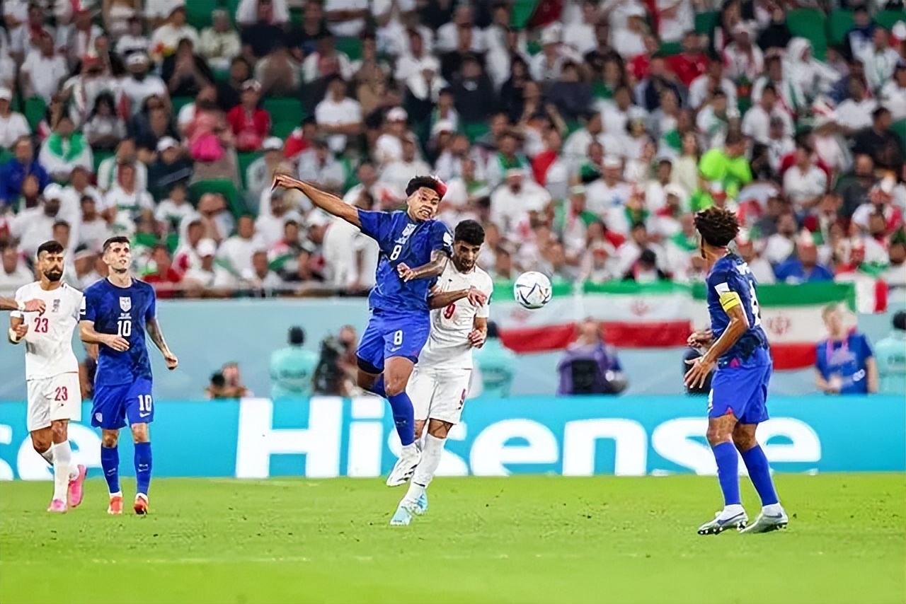 无视美国队犯规，西班牙裁判示好美国队，国际足联这下放心了