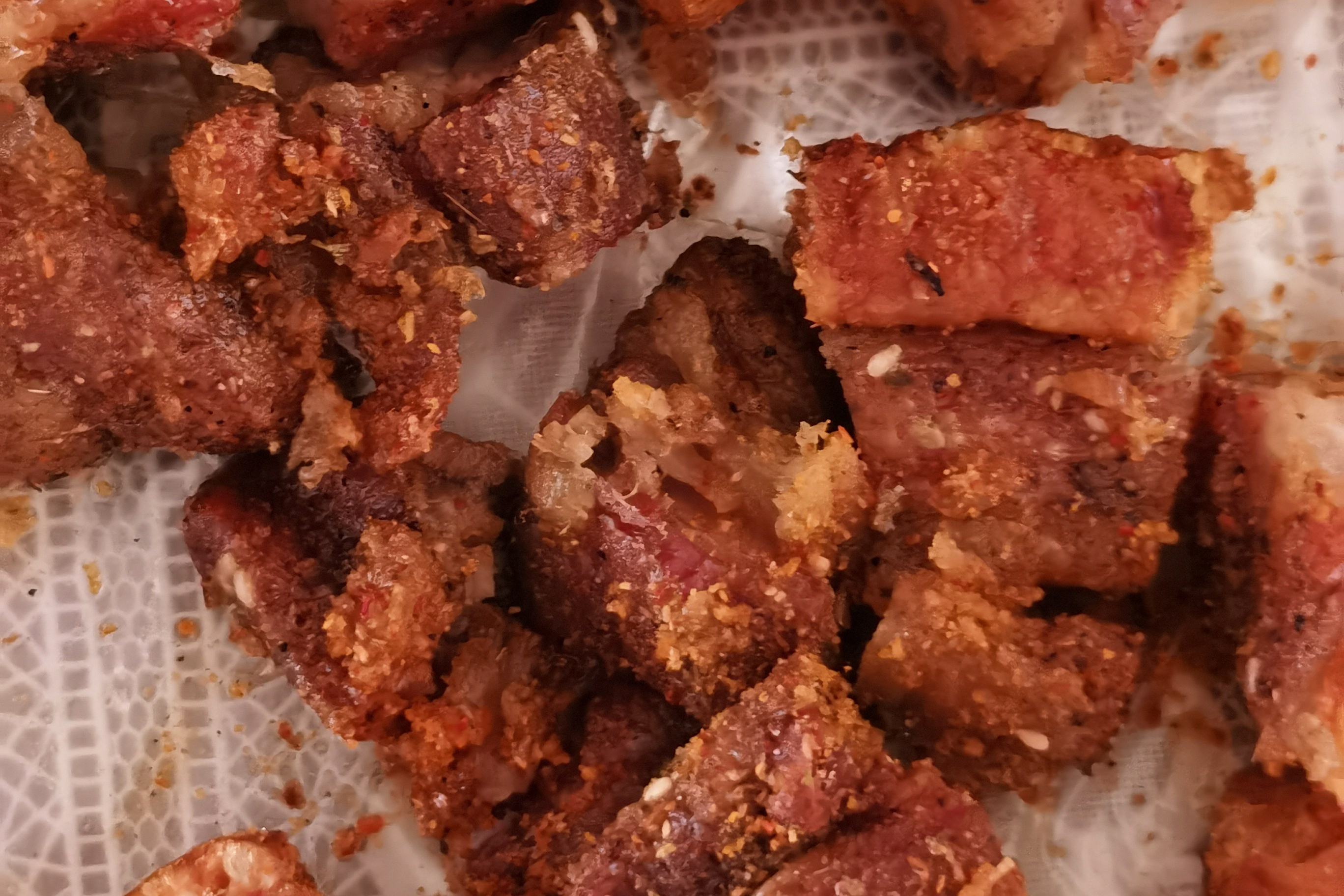 江西爷俩推车卖脆皮五花肉，出摊一星期挣500，网友：不如送外卖