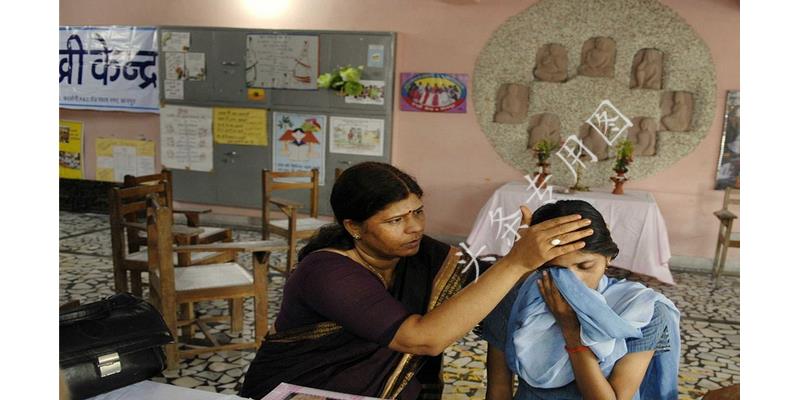 女儿18岁，每月零用金2000，却为了邻居的儿子与我争执