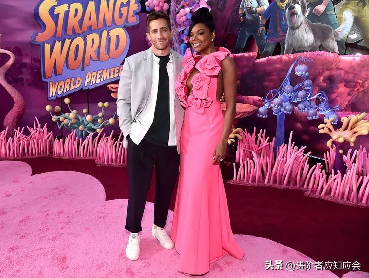 欧美明星时尚街拍2019年7月30日,欧美老年时尚博主穿羽绒服街拍