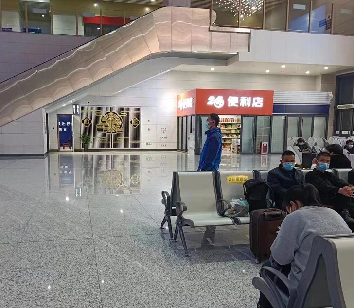 200万租火车站候车室开便利店，合同约定同层楼独家经营，旁边派出所值班室一房间却被改成小超市，该咋办？