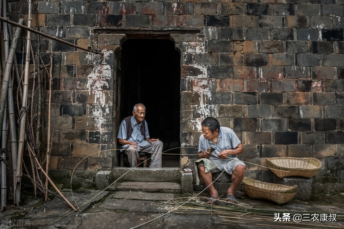 现在很多农村有两个儿子的家庭，没钱买房买车娶媳妇怎么解决？
