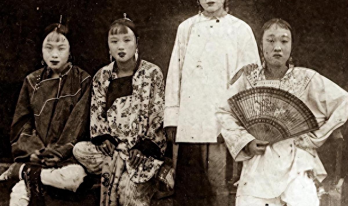 日军日记：*安妇慰**不服从管教，我很愤怒，用*刀刺**插入她的*体下**