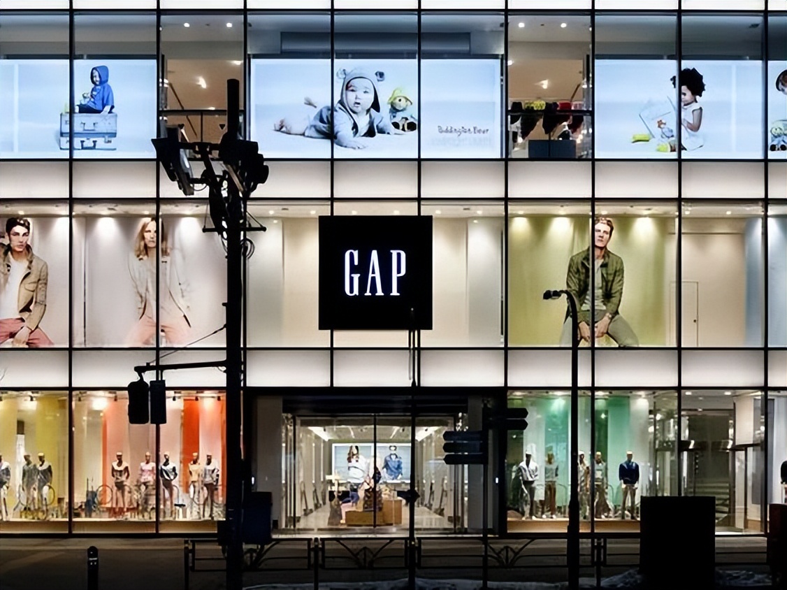 李宁“逐梦行”主题机场大秀展示秋冬新品​/Gap将裁减约500个职位