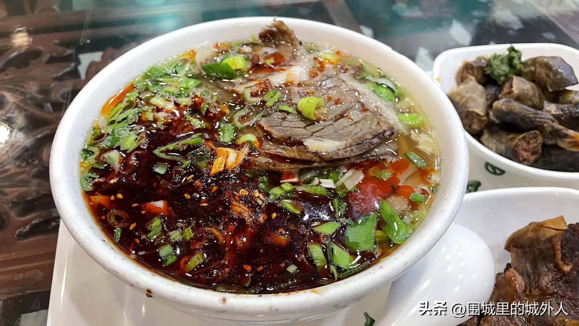 拉面小哥手机掉汤桶里了，怎么办，这面吃还是不吃？