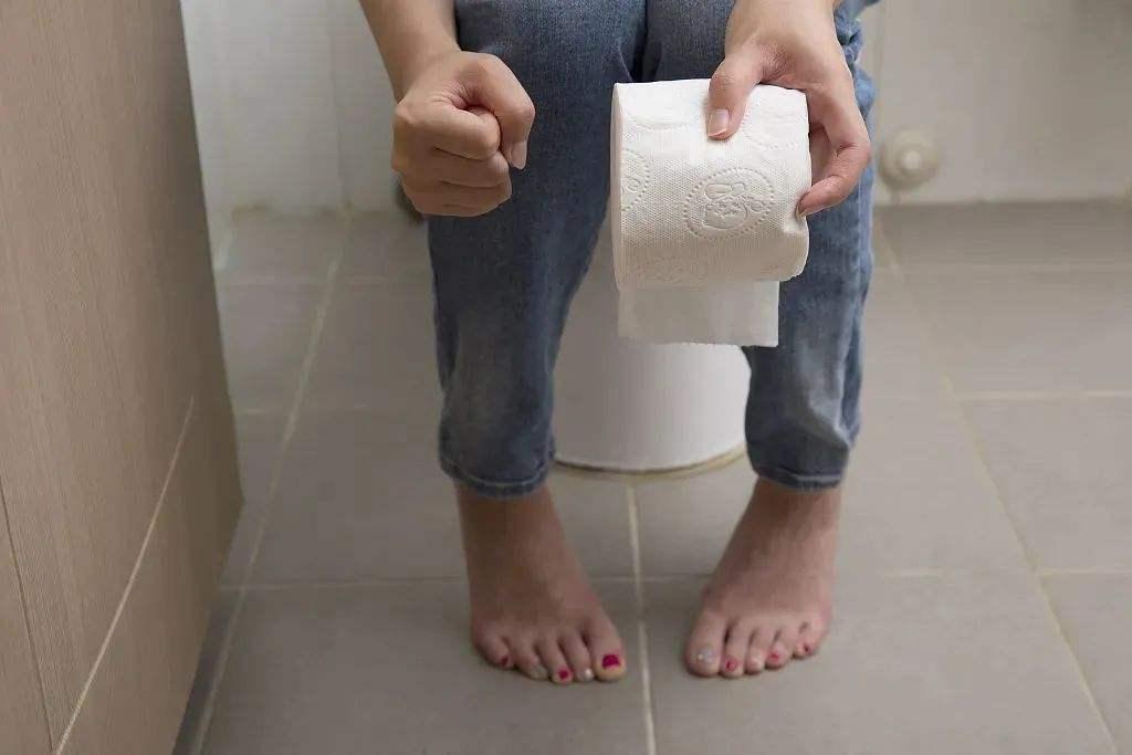 大便前面干硬后面软正常吗,大便前面硬后面软什么问题呢