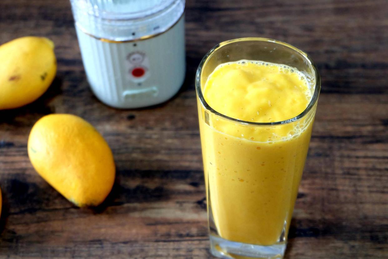 65岁老人喝牛奶好还是喝奶粉好,为什么医生不建议老年人喝牛奶