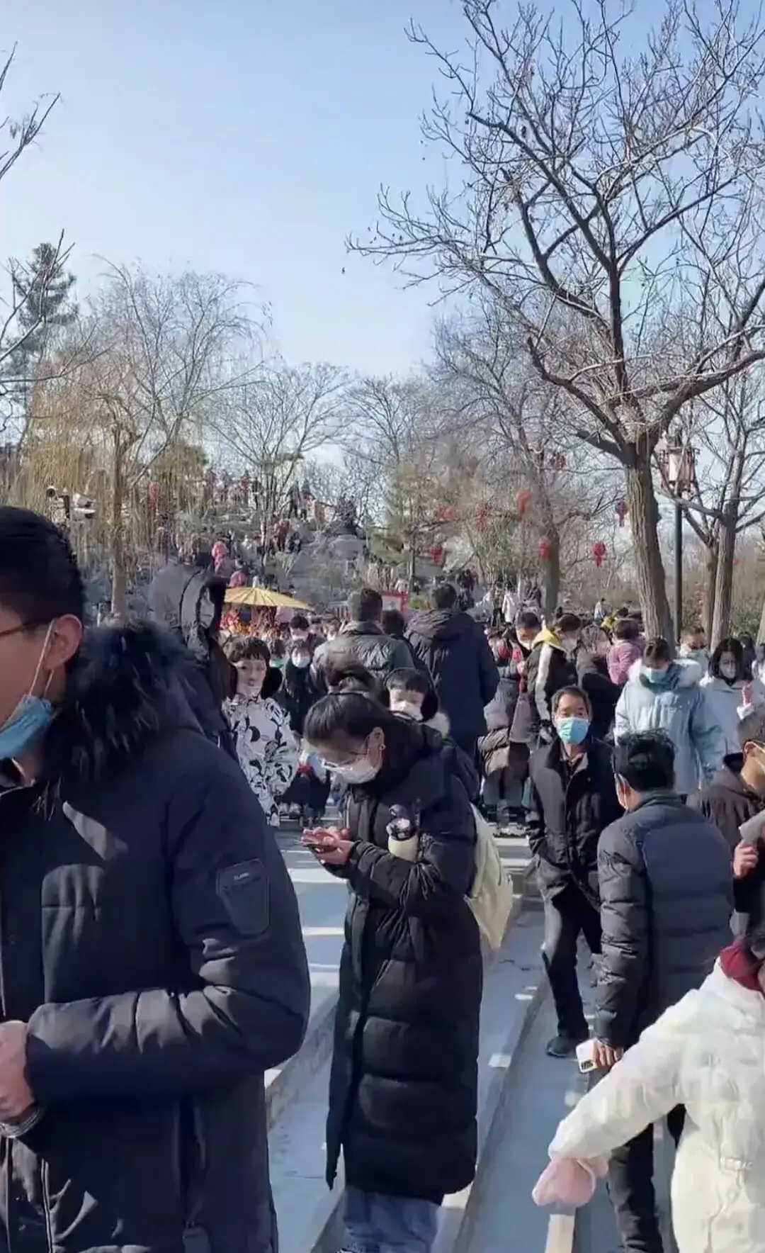 大年初一开封清明上河园人山人海,河南开封清明上河园人山人海航拍