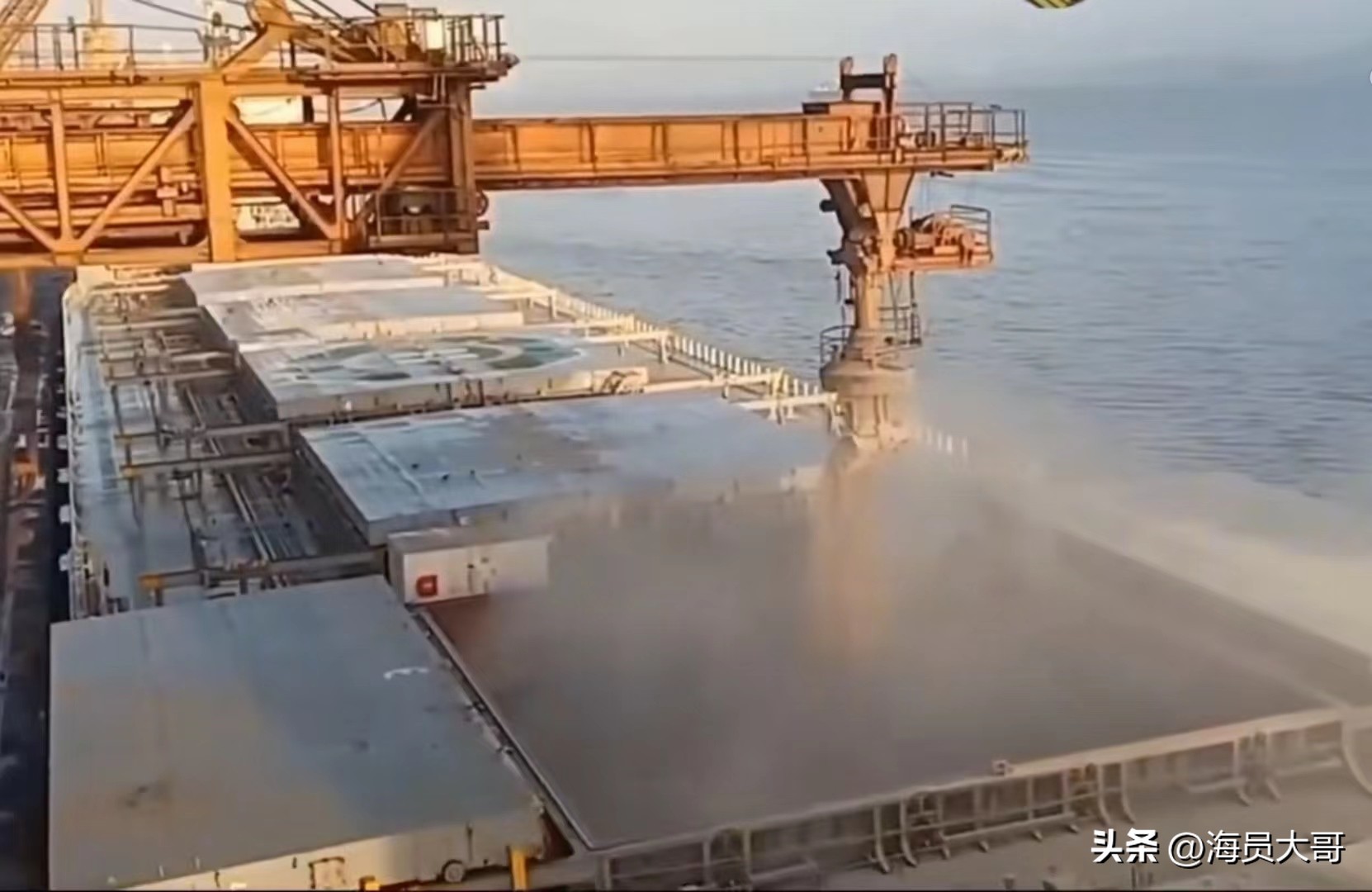 船运3亿斤煤抵达荷兰，船员船上18个月未回家，终让大使馆送回家