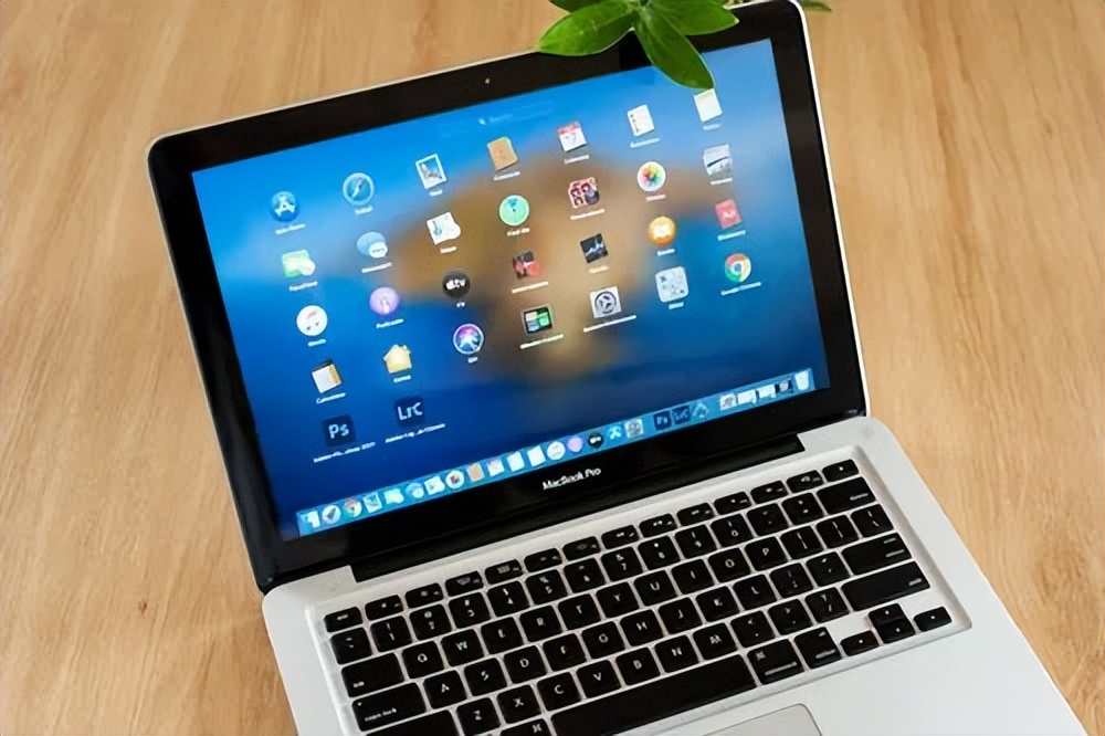 电脑桌面图标为什么空空荡荡,为什么电脑桌面上的图标有大有小