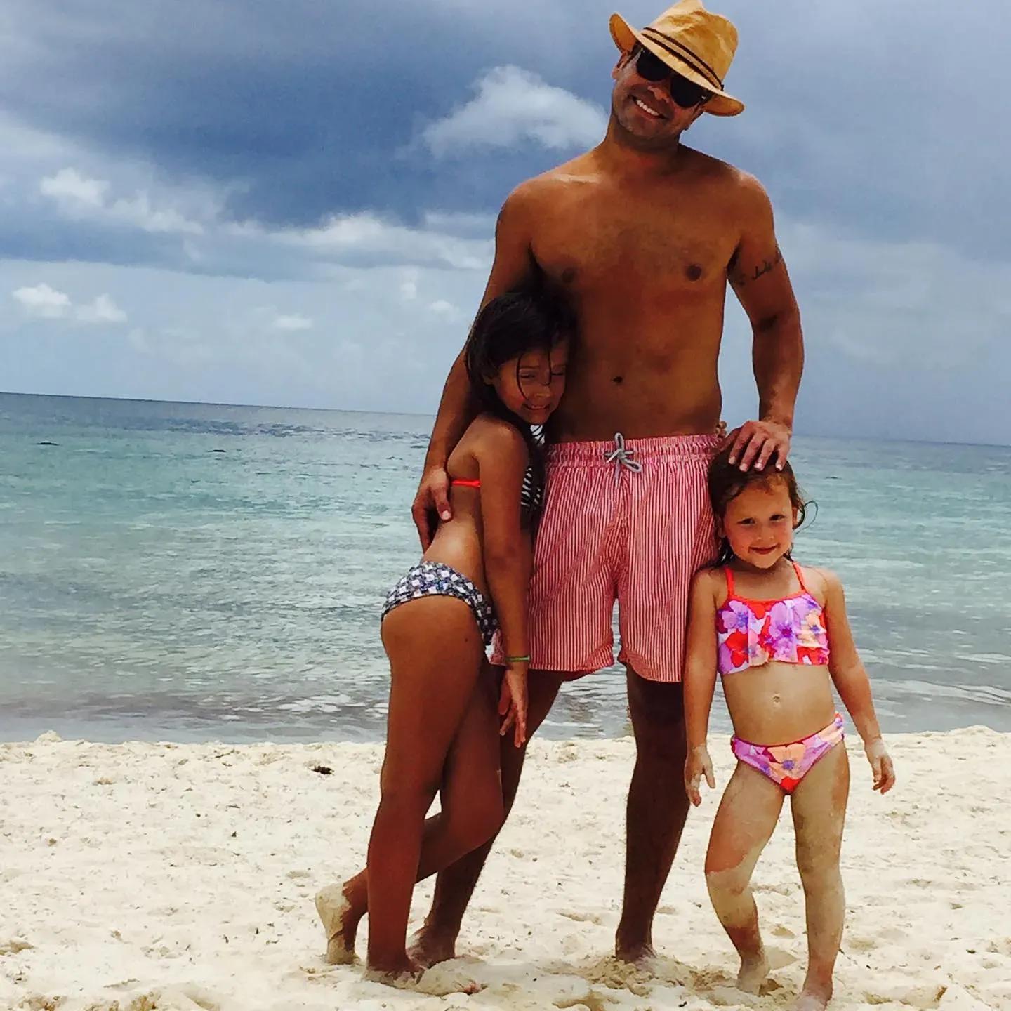 女神杰西卡阿尔芭意大利度假穿黑色比基尼和3个孩子甲板晒太阳