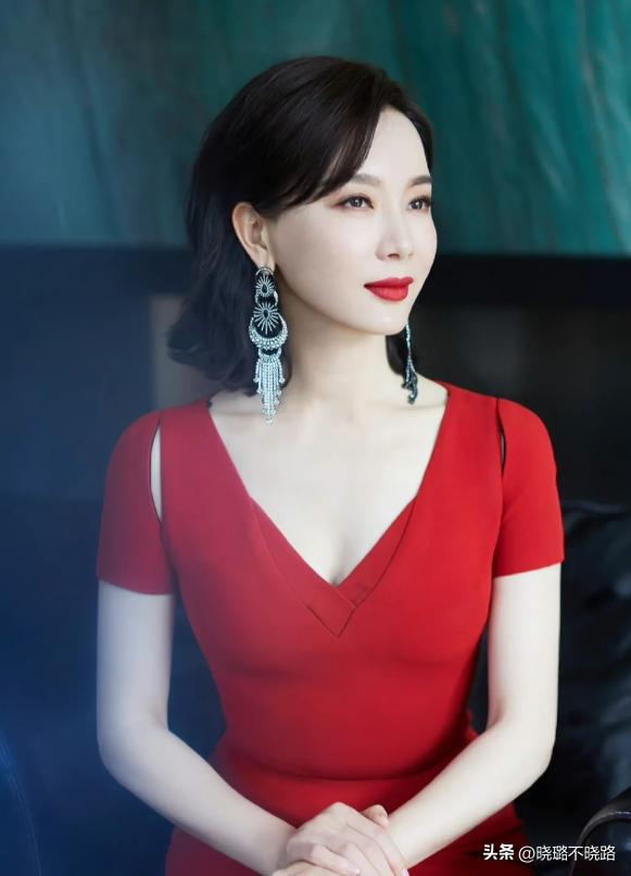 40岁脸大减龄的齐肩烫发,2020年时尚减龄齐肩烫发