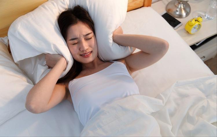 半夜醒来老是要喝水怎么回事,为什么半夜不要看时间