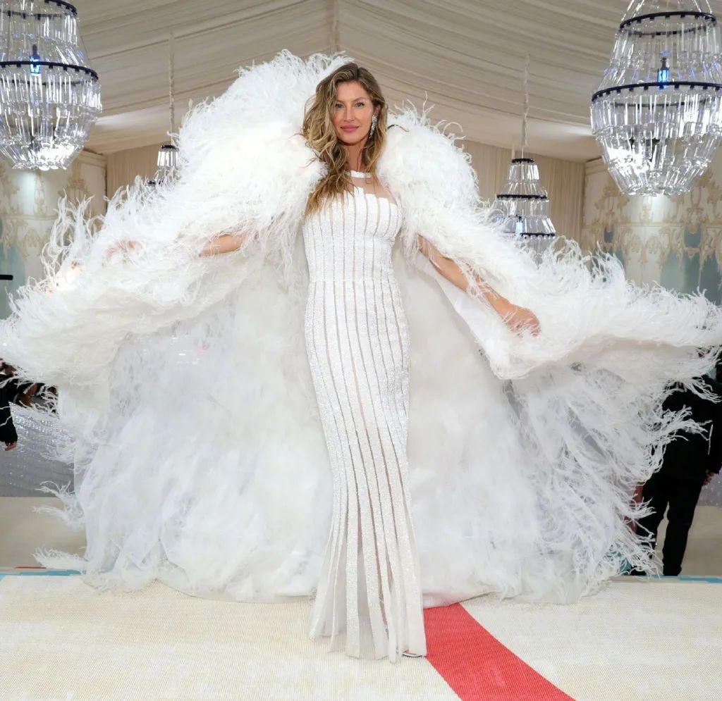 拖把头、海底生化人穿搭，美国这最受瞩目的一夜，如“群魔乱舞”