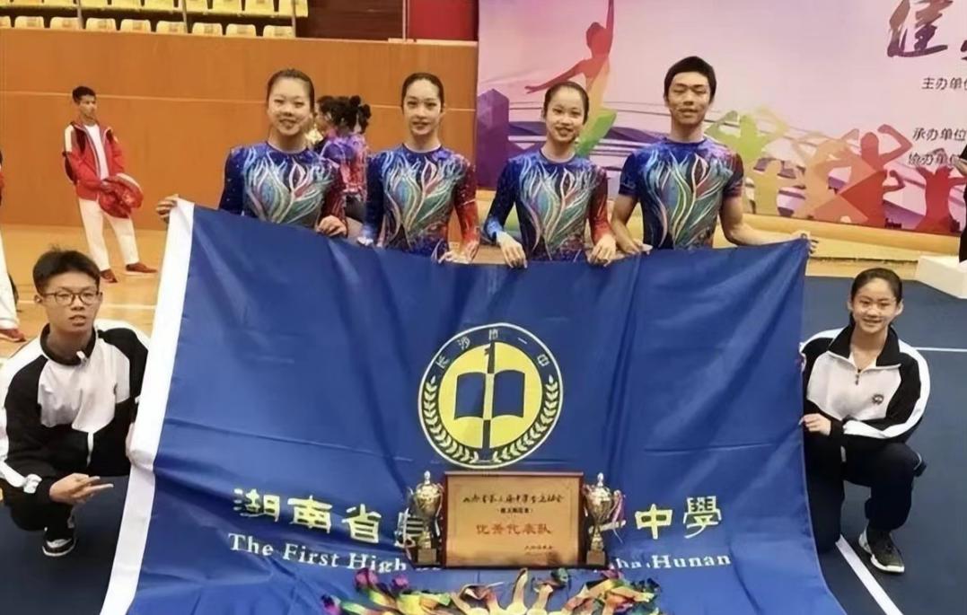 高考跳一字马女生成绩,高考第一个跑的女孩一字马