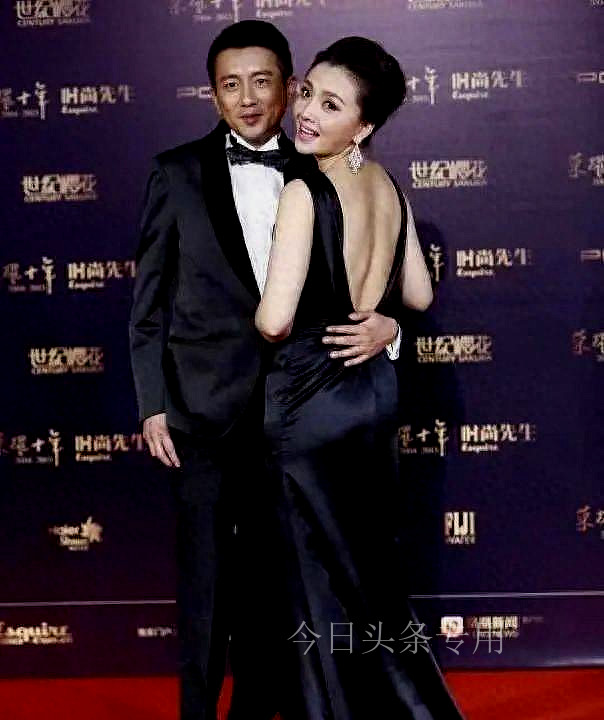 孙茜真高调穿露背裙带老公一起走红毯，老夫老妻又搂腰又亲吻