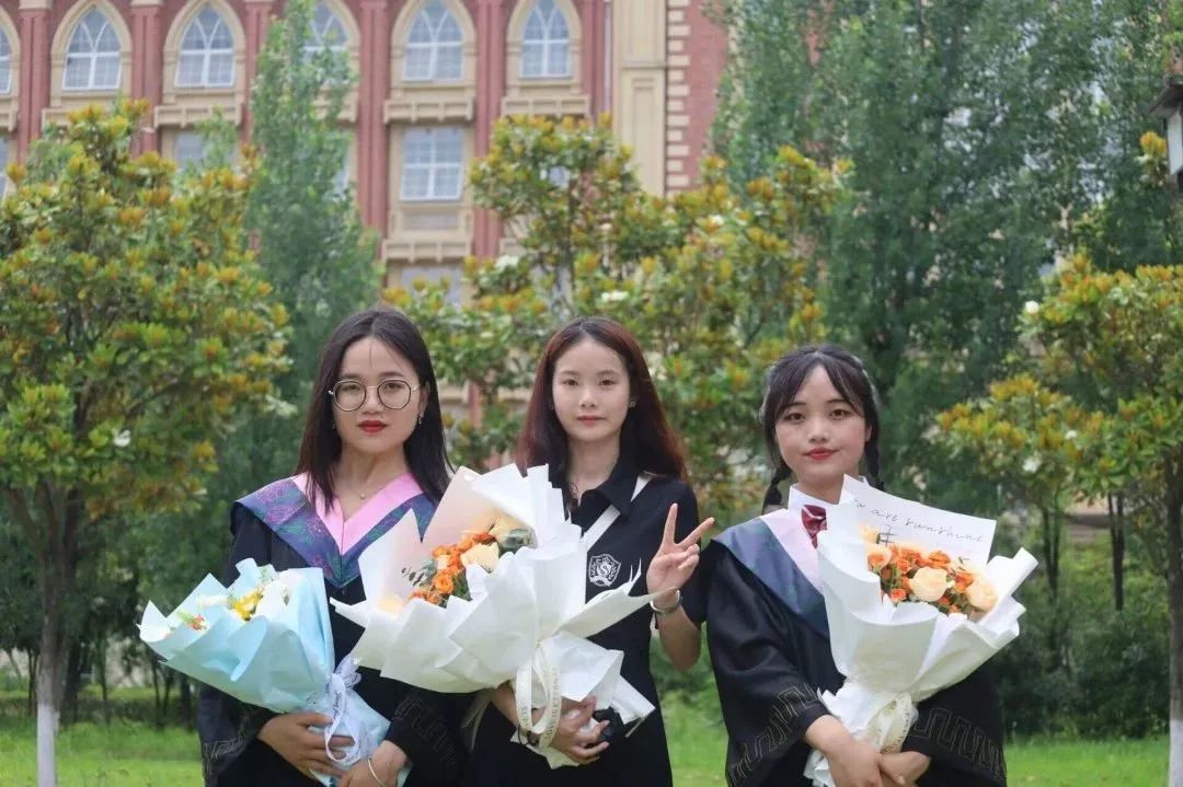 先来一波毕业照,第一张毕业照和最后一张毕业照