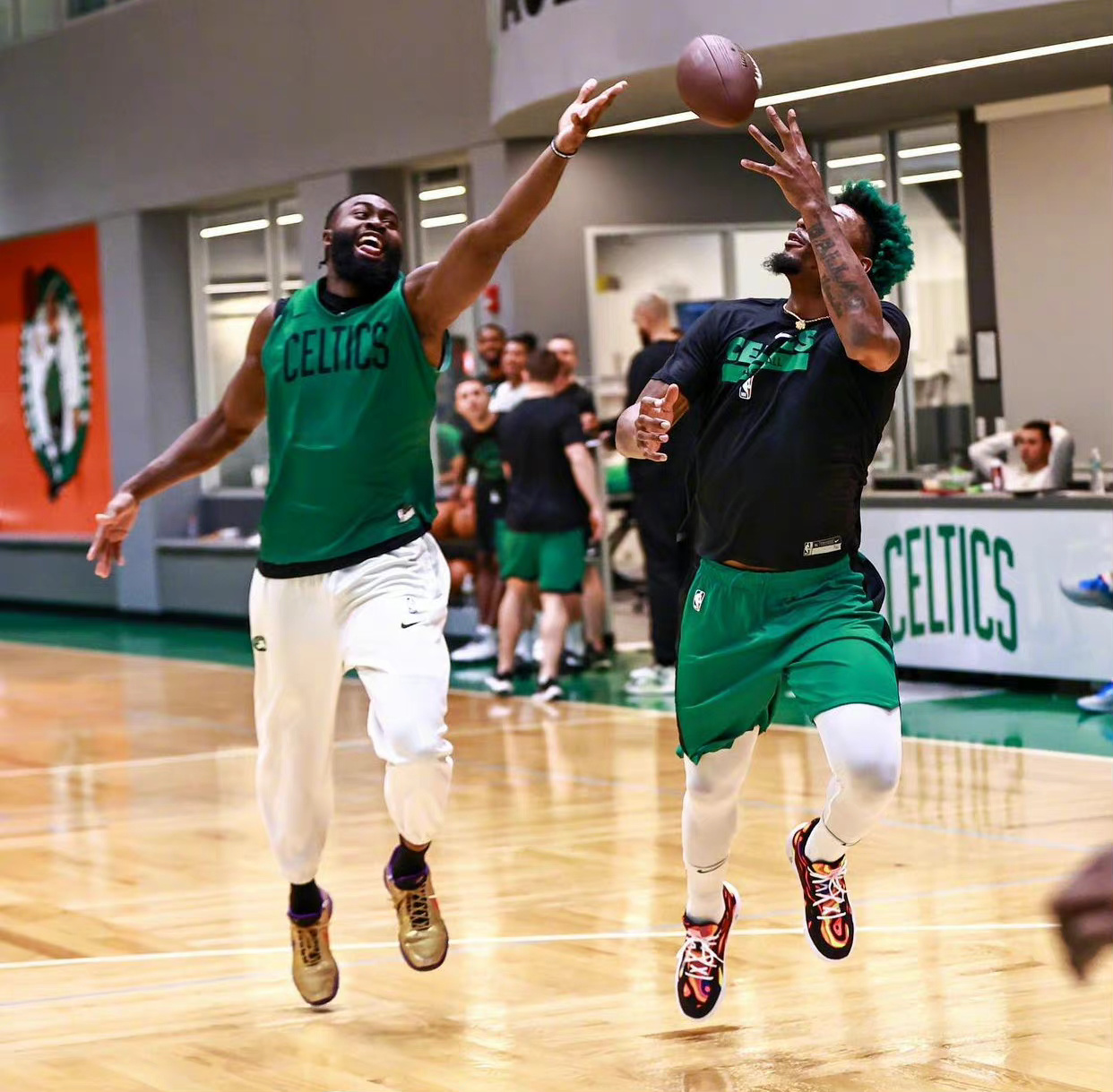 NBA季前赛上脚：胖虎穿Zion2灭霸紫，杰伦穿科比5