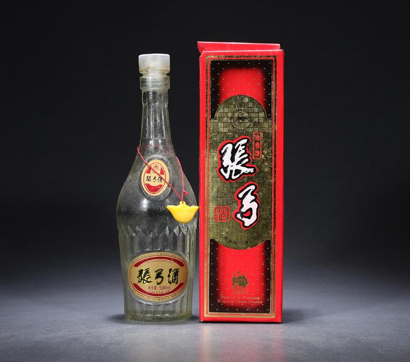 广东一大爷晒酒柜引发网友热议，行家：都是便宜酒，想买都买不到