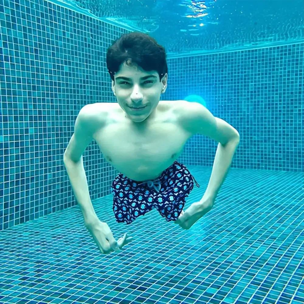 2022世界杯开幕式上的人物是谁,世界杯开幕式上的残疾男孩