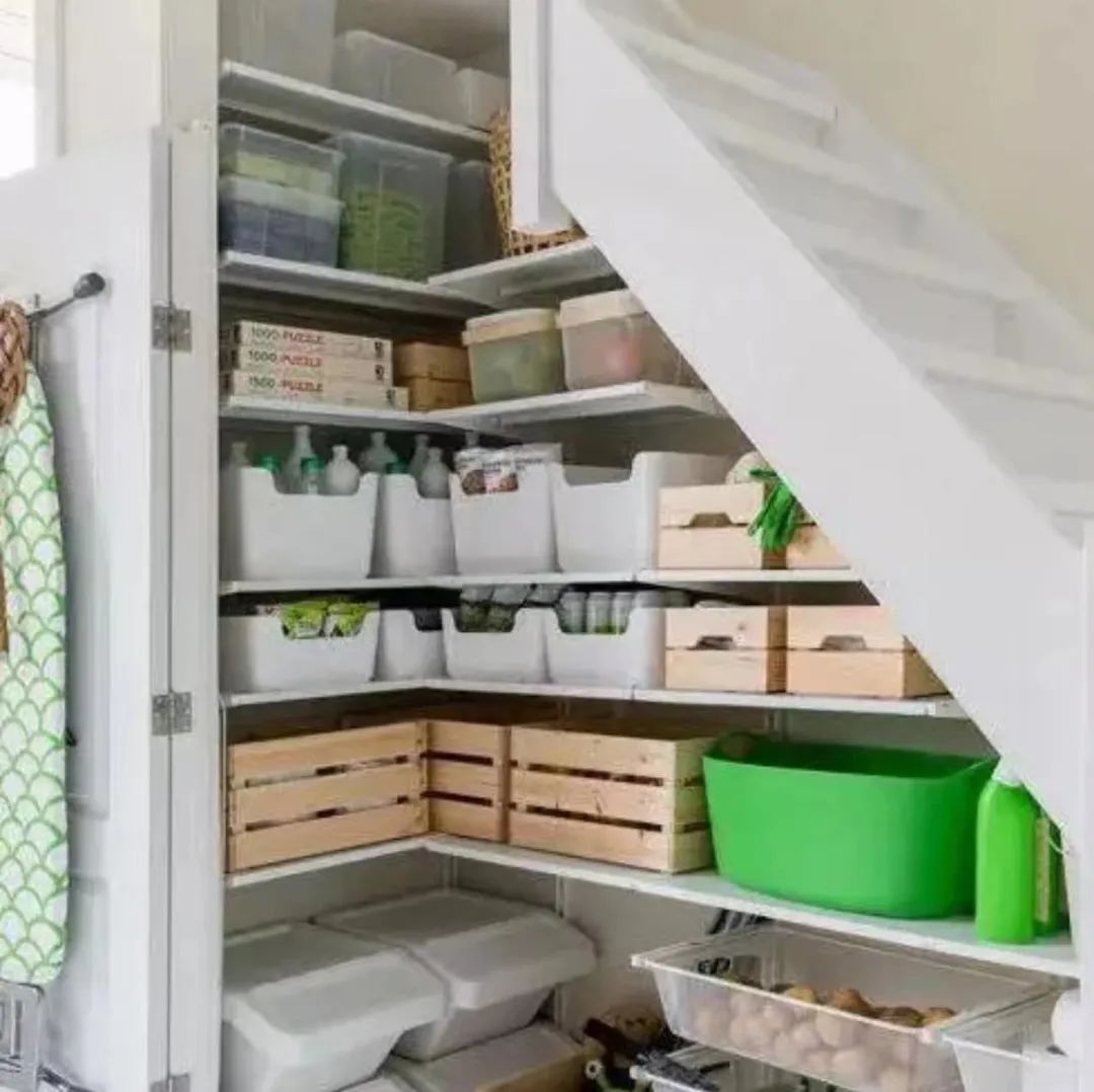 让楼梯下方的空间变得更实用，跃层复式别墅房主必看