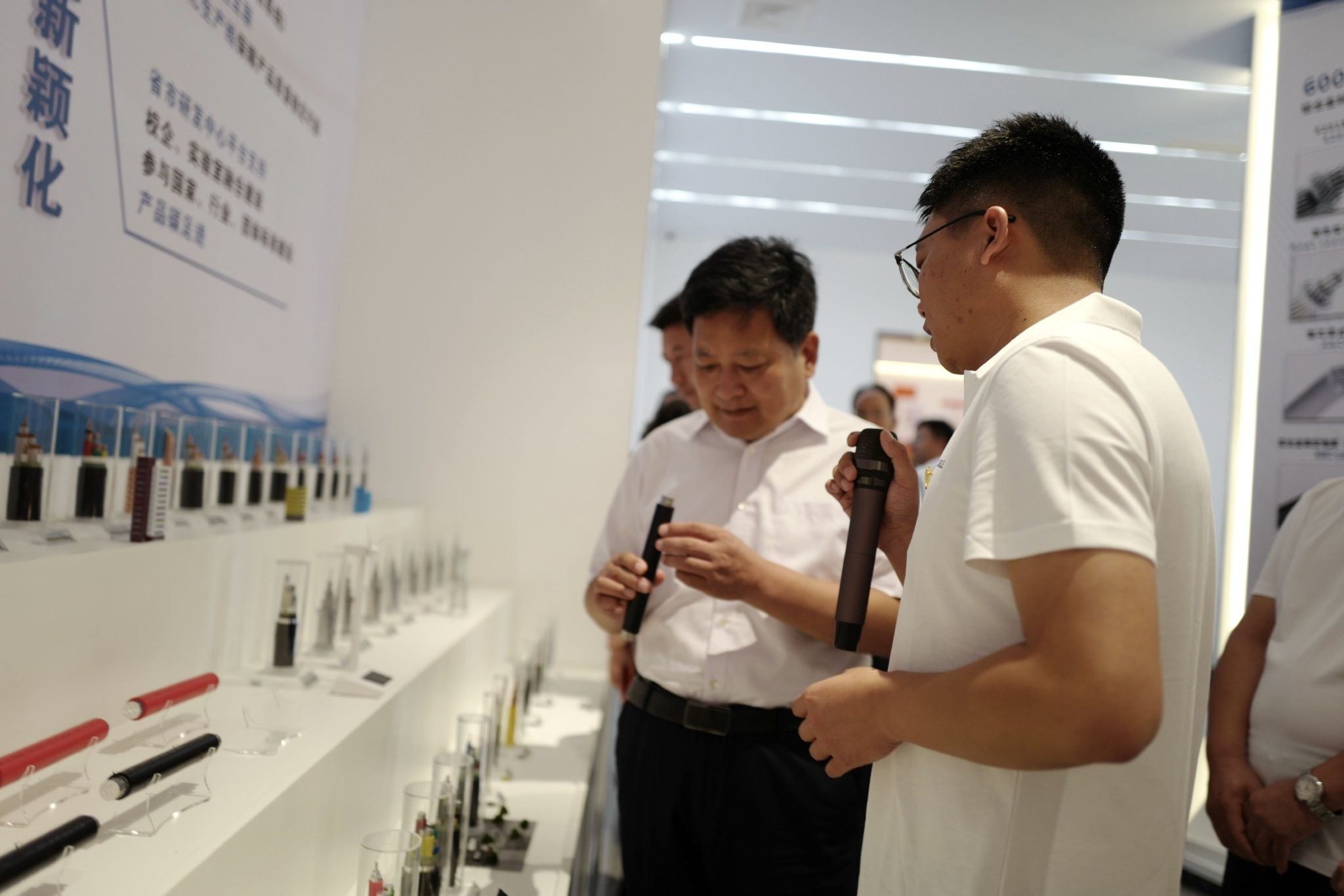 走进华星电缆观摩“特种新型新能源铝合金光伏电缆”重点项目