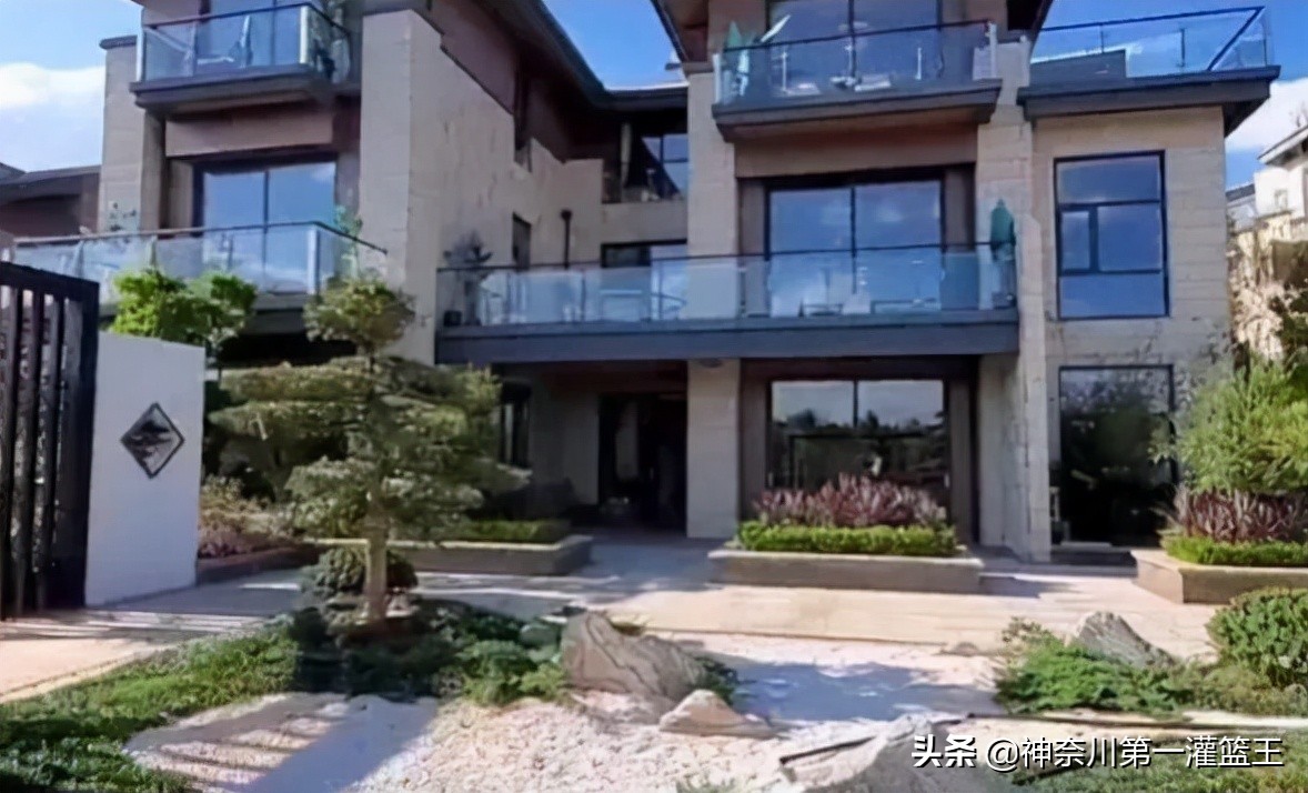 为何反对降薪至300万？保姆曝光国足奢华生活，顿顿海参不值一提