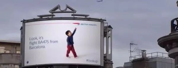 跟着飞机跑、可以喝、会传染，这些户外广告牌不一般