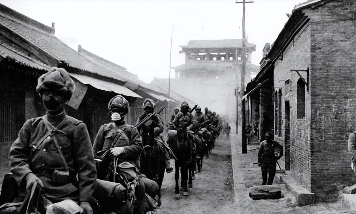 珍贵照片，日军*杀屠**老百姓强奸妇女，用刀剖开肚子，看看多残忍