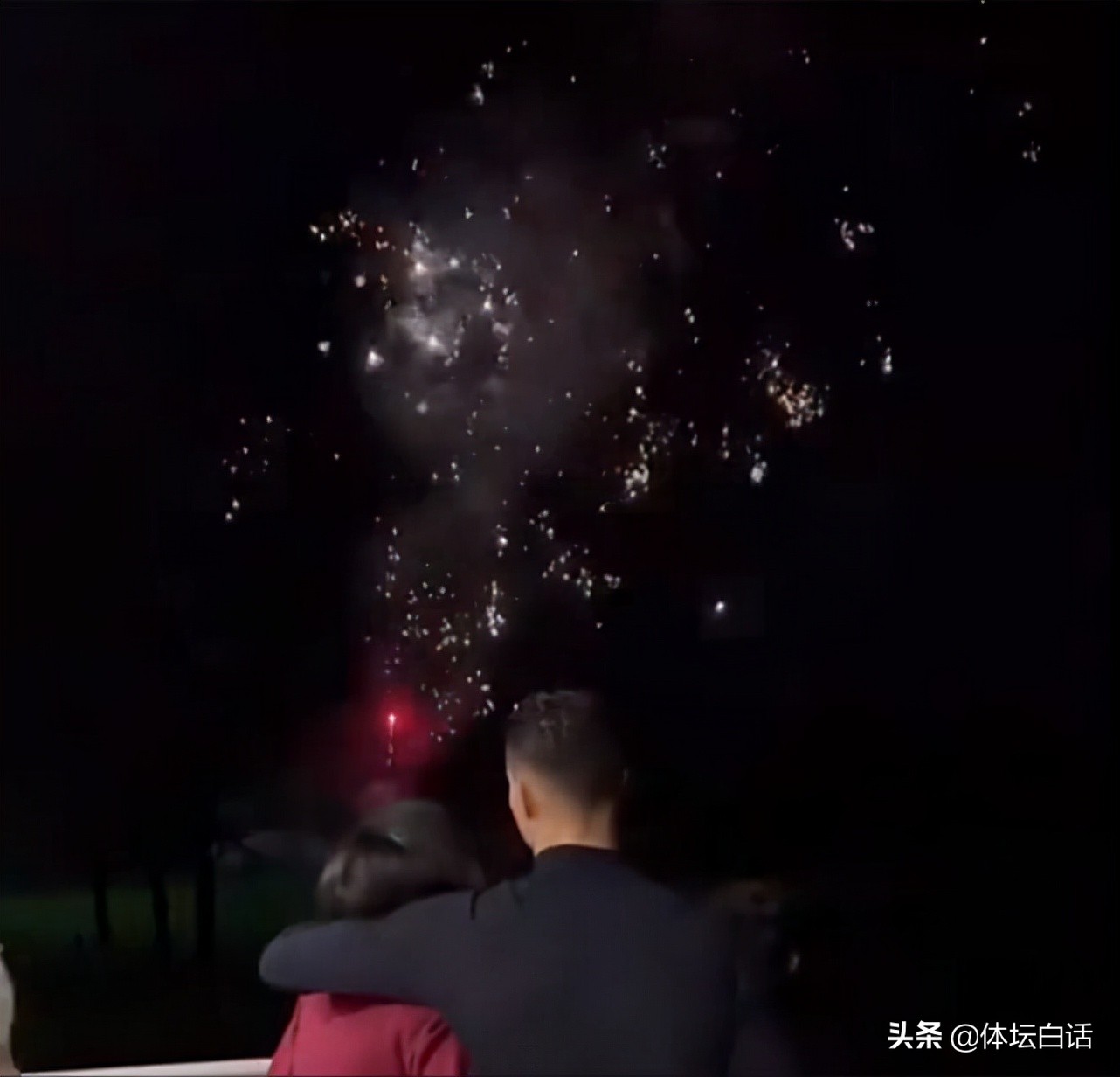 跨年夜热闹！C罗搞笑全家福，大罗搂嫩模，小贝与10岁女儿亲嘴