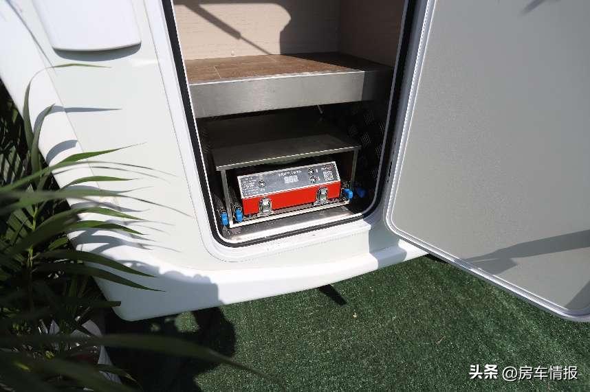 出厂就主打一个“舒服”这款6.5T依维法式轻奢房车自信在哪儿？