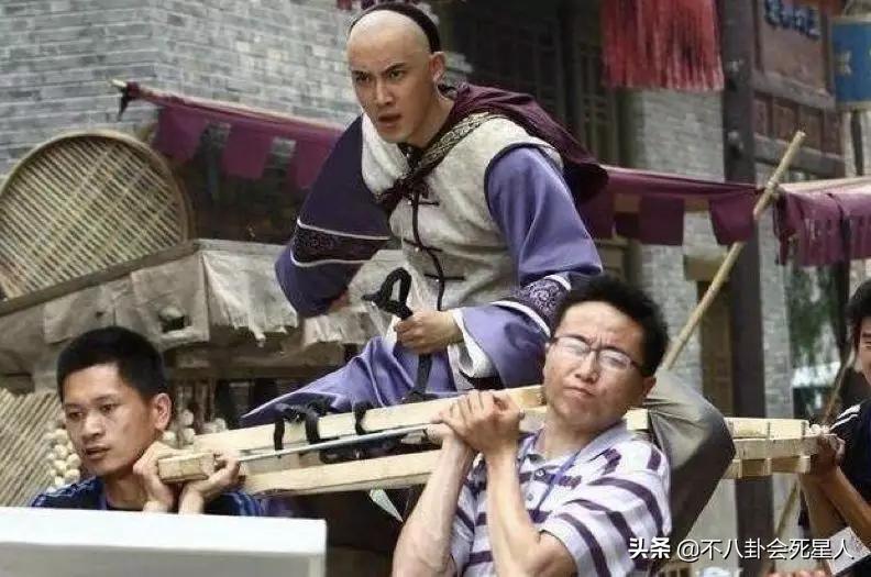 剧组为了省钱请大学生当群演,剧组节约成本演员不够跑龙套