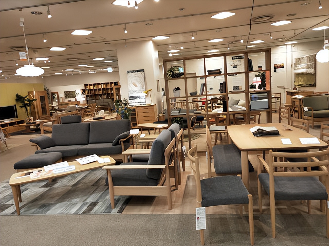 为什么实体店沙发比网购沙发软,为什么网上的沙发比实体店便宜