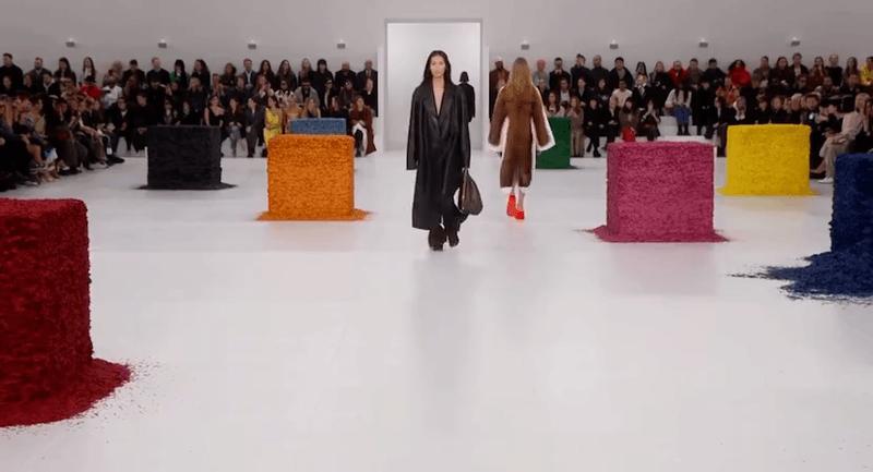 黑丝、抱胸、裸身，娱乐圈没被扒出的“*裤底**”，全在时尚周暴露了