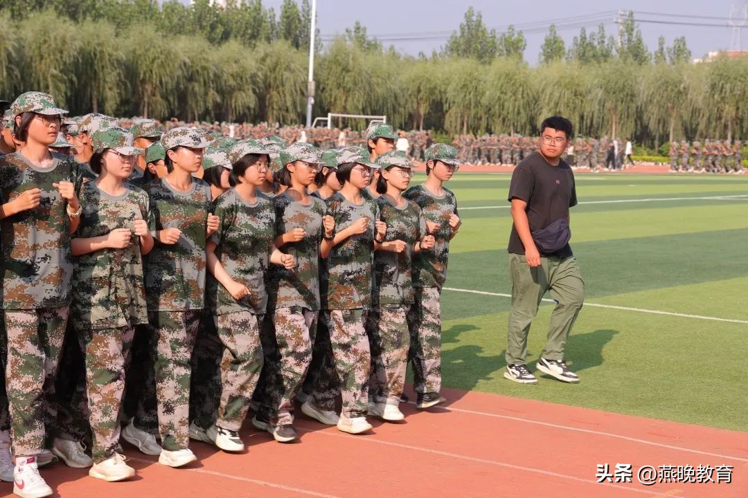 学生训练有热度，老师陪伴有温度，沧州英华入学教育尽显教师关怀