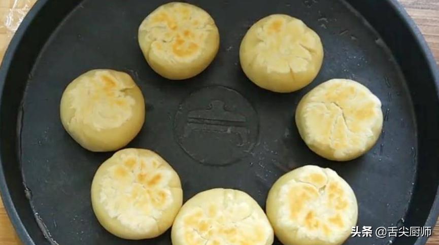 自己在家做绿豆饼，皮薄馅大，酥到掉渣，简单易做，小白一次成功