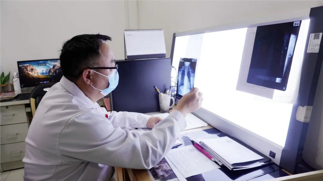 致敬公司的摄影师,美女致敬摄影师视频