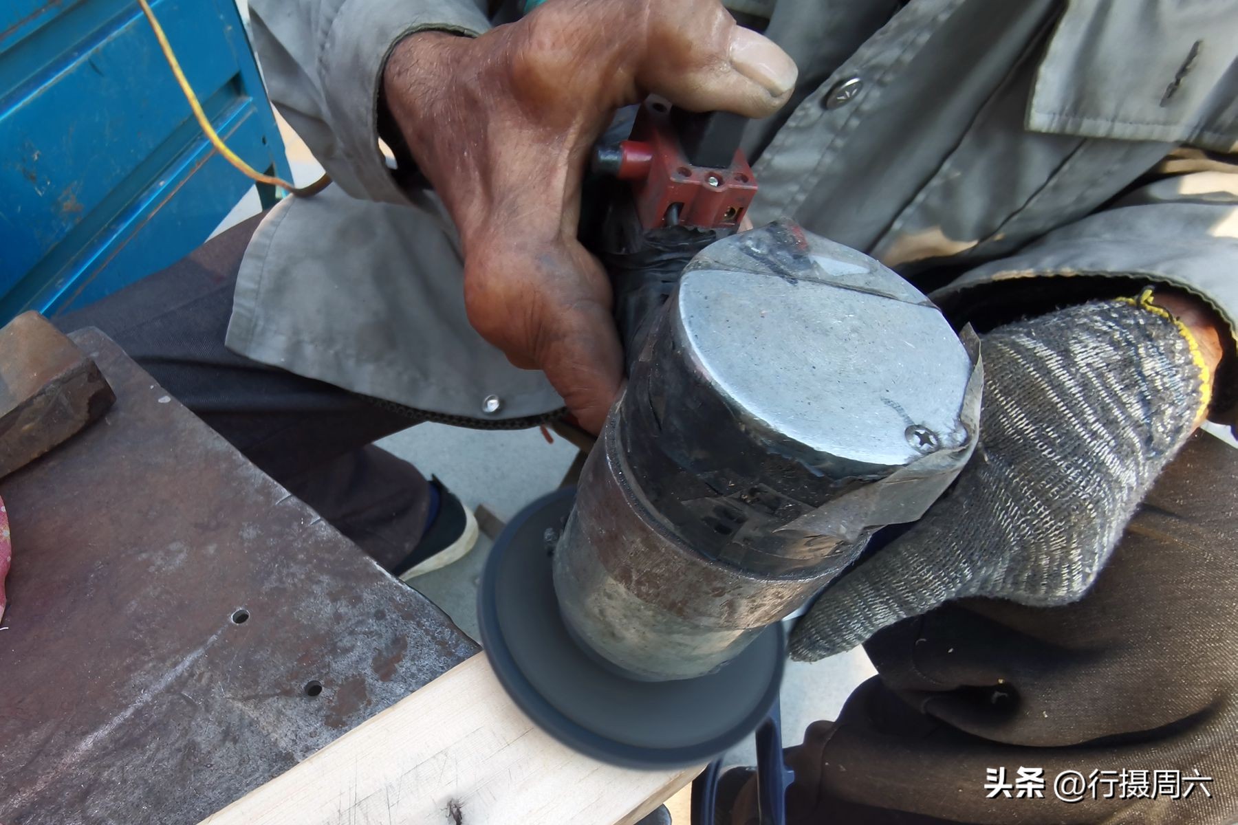 68岁老人街头磨菜刀,78岁磨刀老人的真实生活